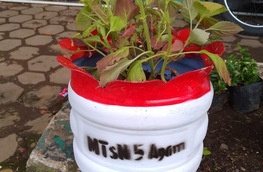 Komite MTsN 5 Agam Kembali Berbagi: Bantuan Pot Bunga Karya Tangan Ketua Komite, Hasil Daur Ulang Barang Bekas