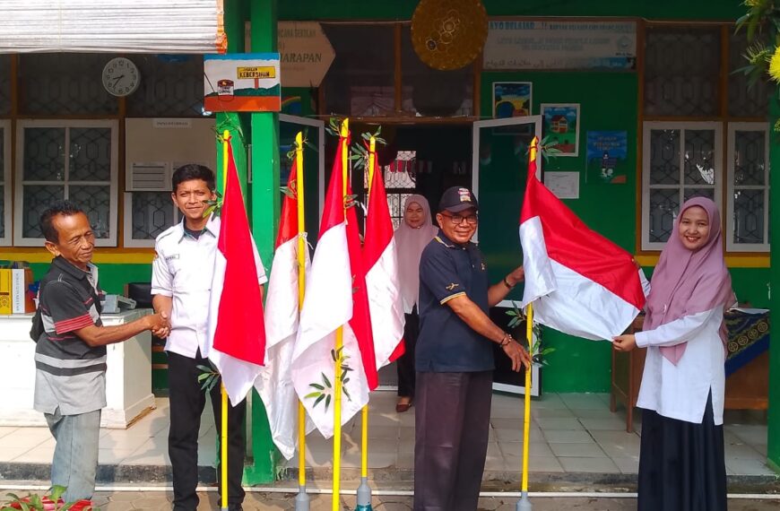 Komite MTsN 5 Agam Kembali Berikan Bantuan Bendera Merah Putih untuk Ruangan Kampus As Salam